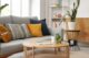 Como escolher e combinar almofadas para sofá na decoração